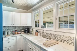 Sanford's Haven, 3 bedroom, Sleeps 7 - Image 3