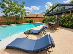 Luxury 4BR Family Retreat w/Pool Sleeps 10 6 Beds - Image 3
