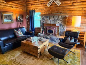 Log cabin w/river access & fireplace - Image 3