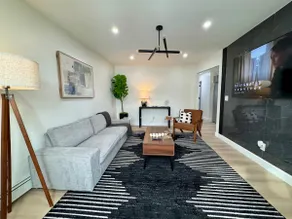 Stylish Apt Pet & Family Friendly Parking NY Stay - Image 2