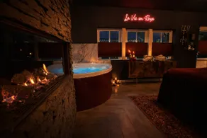 Wellness Garden | Private Sauna, Jacuzzi, Fireplace, Bios - Image 3