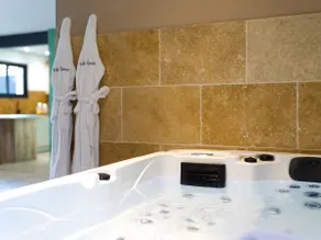 Villa-Ensuite with Bathtub-Deluxe-Mountain View - Image 2