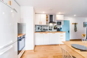 The Bright Apartment_3 Bedrooms_Parking - Image 2