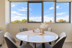 Stylish Apt Free Parking, Pet-Friendly 2 Min Train - Image 3