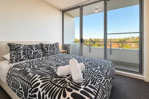 Stylish Apt Free Parking, Pet-Friendly 2 Min Train - Image 2