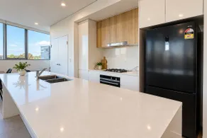 Stylish Apt Free Parking, Pet-Friendly 2 Min Train - Image 4