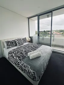Stylish Canterbury –2 Min Train, 25 Min Sydney CBD - Image 3