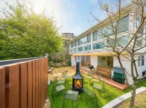 SA Tailored Service Urban Retreat Home near Metro - Image 2