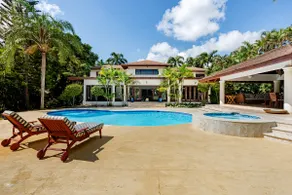 Exclusive Villa with Golf View - Image 3