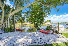 Beautiful Villa with Water View - Image 3