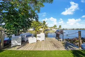 Beautiful Villa with Water View - Image 2