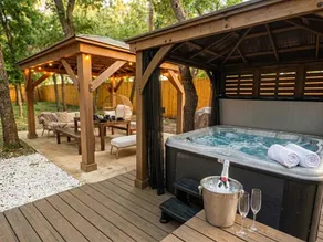 Family Friendly: 4 Bed, Sauna, Plunge & Jacuzzi - Image 1