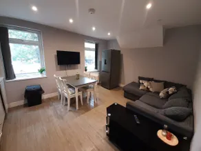 Central 3 beds with parking - Image 2