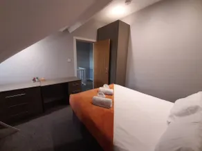 Central 3 beds with parking - Image 5