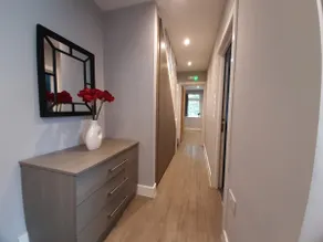 Central 3 beds with parking - Image 4