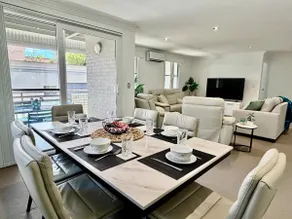 Stylish 2BR City Escape next Harbour with 2 parking - Image 2