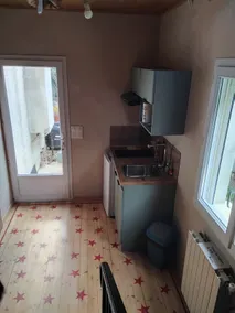 Large bright room, kitchen, bathroom and garden - Image 3
