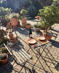 Large bright room, kitchen, bathroom and garden - Image 2