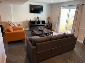 Private 1BD Basement Apartment w. Gym - Image 2