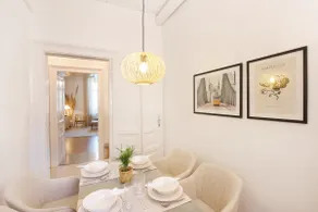 Symphony Apartment - FREE Parking & Airport Taxi - Image 4