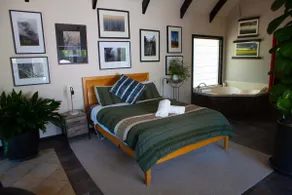 Heavenly Escape: stylish, spa, deck, Great Getaway - Image 4