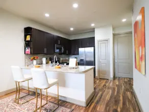 Artsy Retreat in Heart of Midtown - Free WiFi - Image 5