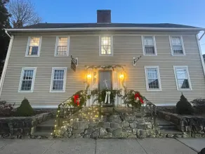 Apt in Historic Four Elms steps from the Green - Image 4