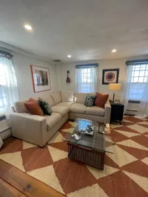 Apt in Historic Four Elms steps from the Green - Image 2