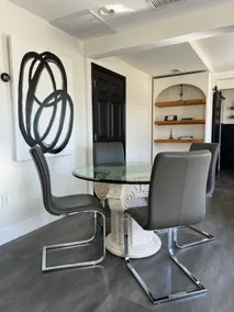 Modern home in secure location. - Image 3
