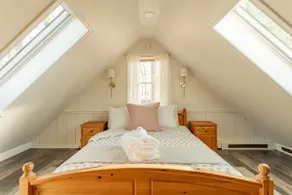 Cottage by the Creek: Hot Tub & Waterfront Escape - Image 4