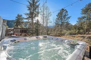 Spacious mountain lodge with hot tub and game room - Image 2