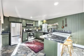 Spacious mountain lodge with hot tub and game room - Image 5