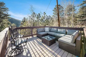 Spacious mountain lodge with hot tub and game room - Image 4