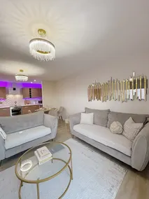 City Centre | Jacuzzi | Free Parking | Sleeps 6 - Image 4