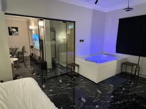 Luxury Flat with Jacuzzi - Image 3