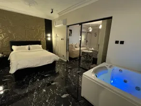 Luxury Flat with Jacuzzi - Image 2