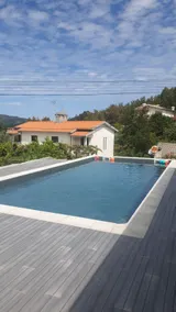 Family home with pool - Image 2