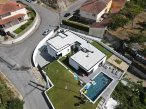 Family home with pool - Image 3