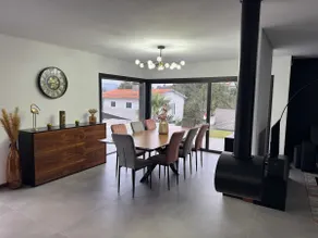 Family home with pool - Image 4