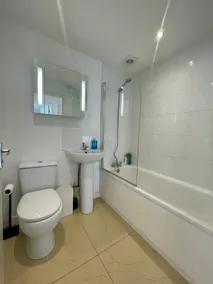 Convenient quiet flat with parking - Image 5
