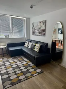 Convenient quiet flat with parking - Image 5