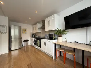 Convenient quiet flat with parking - Image 3