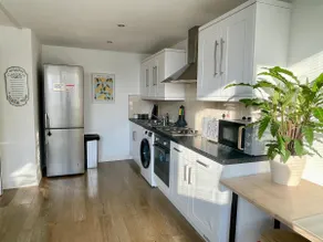 Convenient quiet flat with parking - Image 2