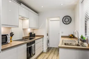 3BR, 6 min to central station, full kitchen - Image 2