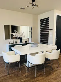 Spacious Family Home, Walk to Shops & Dining - Image 4