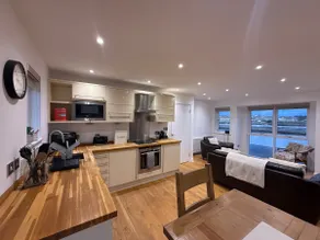 Cozy Apartment With Harbour Views - Image 2