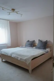 Cozy 6-bed room apartment with castle view - Image 3