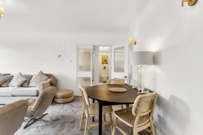 2-Bed spacious Flat-2-minute walk to tube station - Image 2