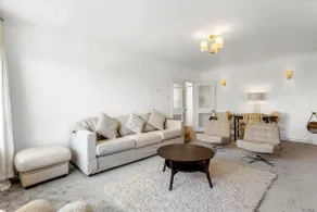2-Bed spacious Flat-2-minute walk to tube station - Image 4