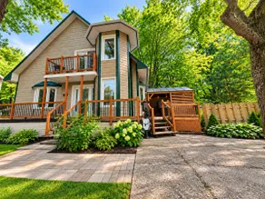 Waterfront cottage with hot tub - Image 2